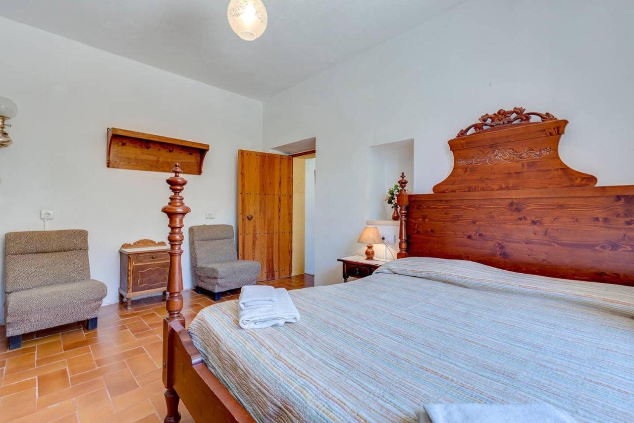 4 Bedrooms With Private Pool Enclosed Garden And Wifi At *