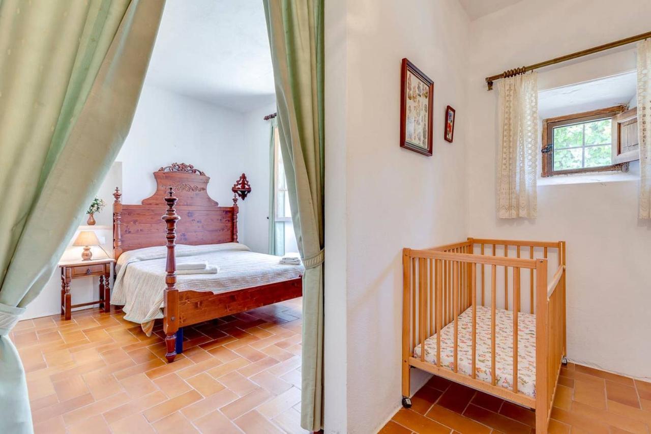 4 Bedrooms With Private Pool Enclosed Garden And Wifi At *